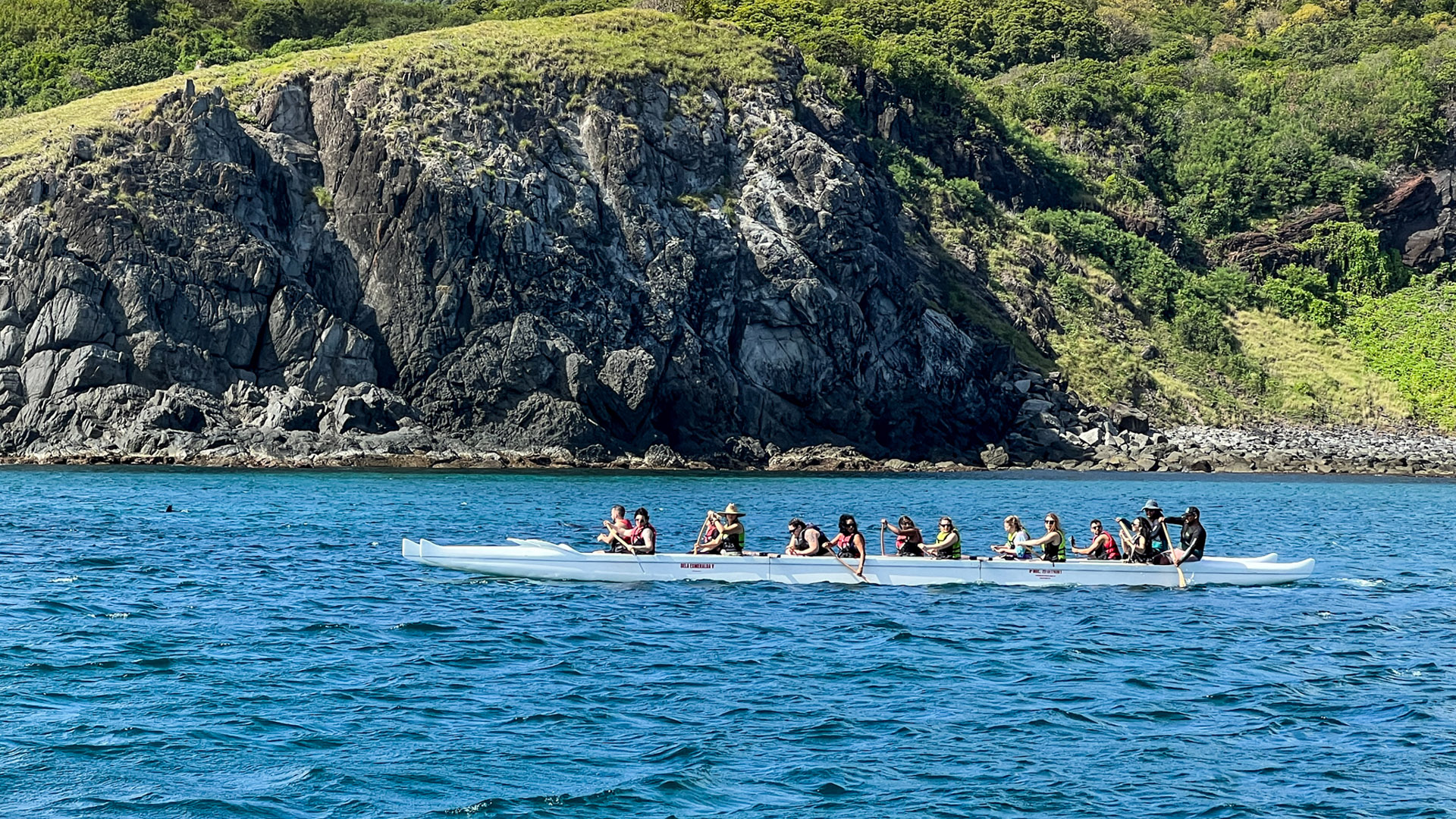 O que fazer em Fernando de NOronha: canoa havaiana