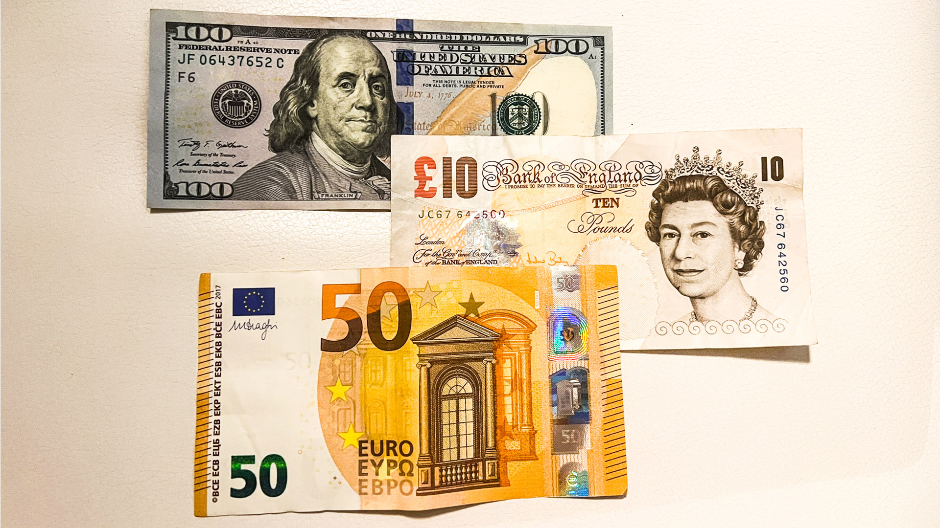 que moeda levar Dólar, libra e euro