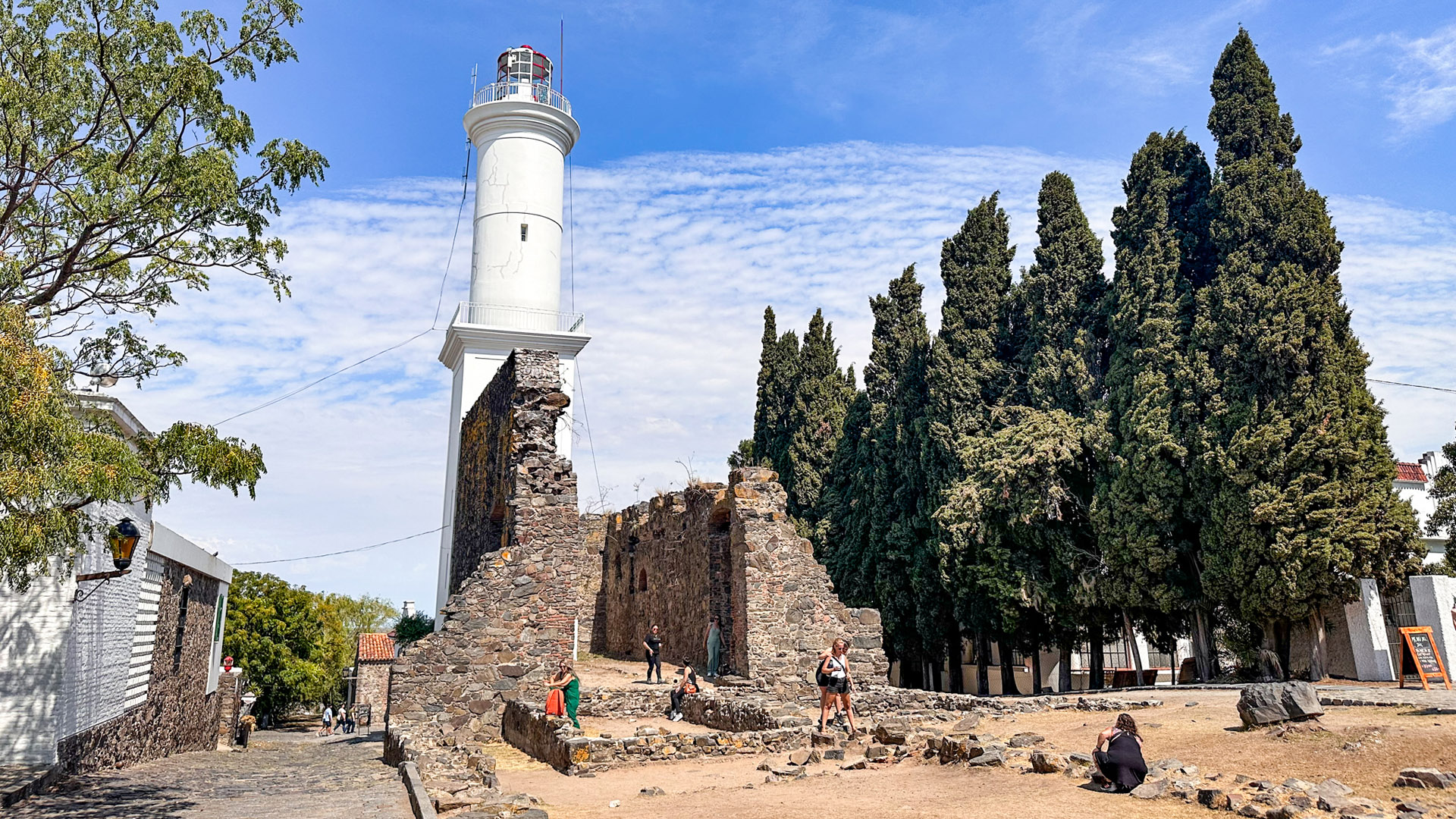 Farol e ruínas do convento Colonia de Sacramento