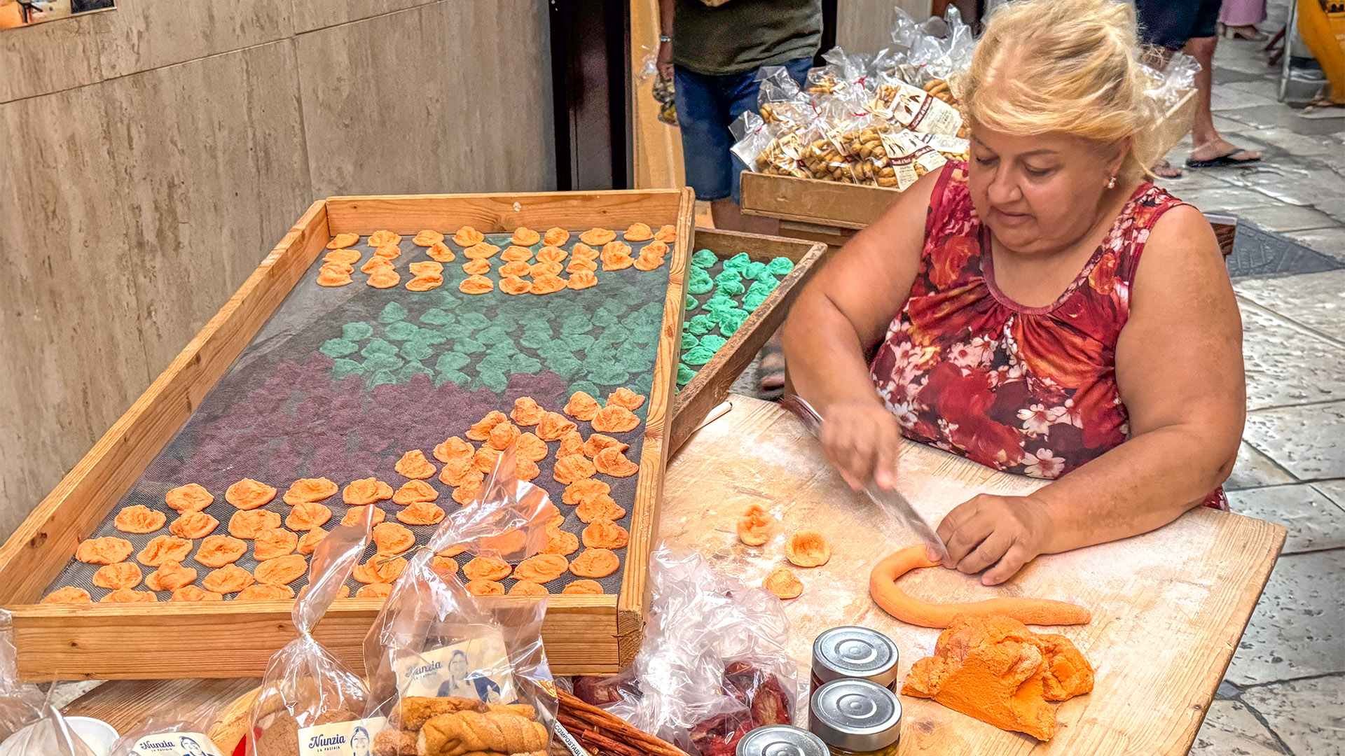 Strada delle Orecchiette e Nunzia - Bari Puglia