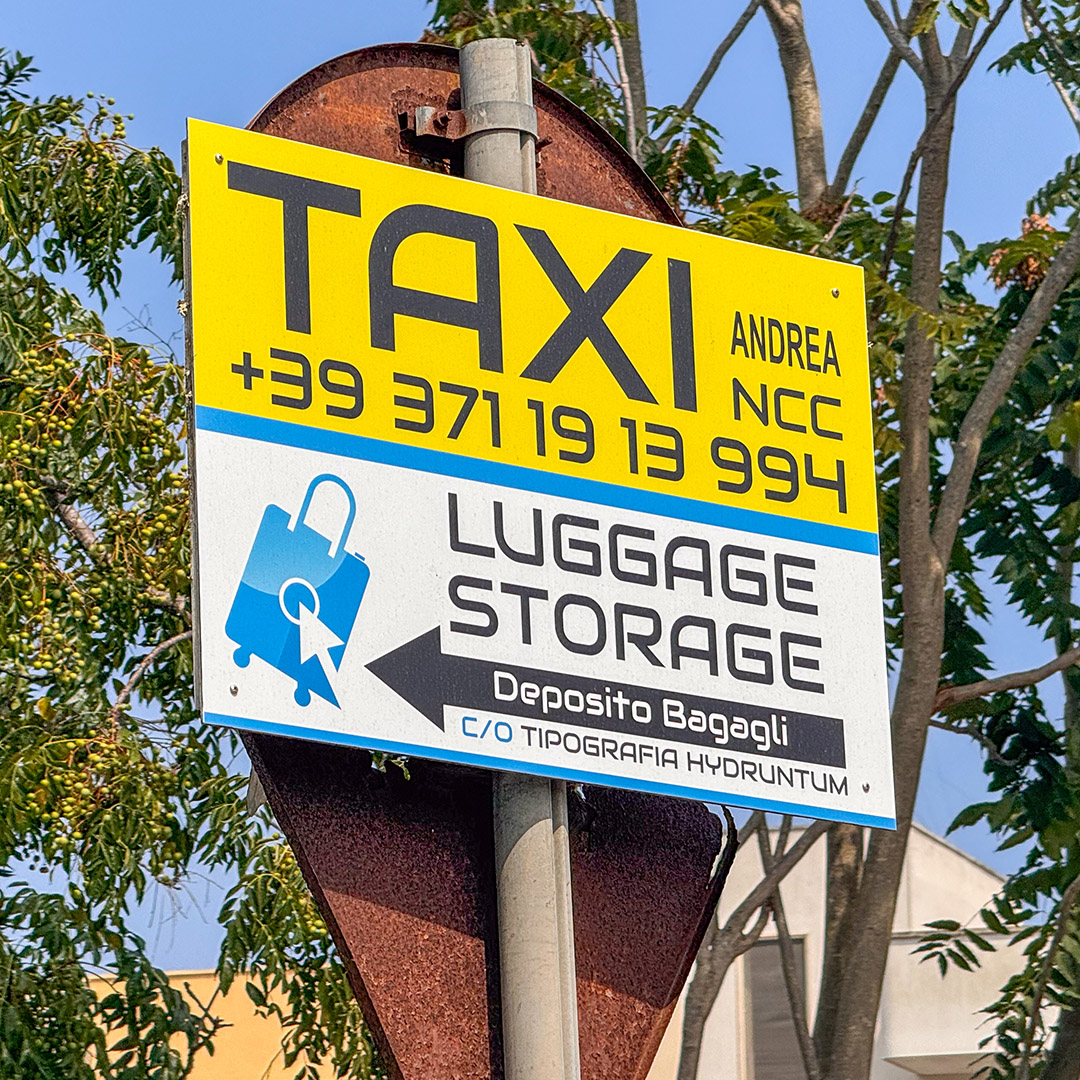 Ponto de táxi na estação de Otranto