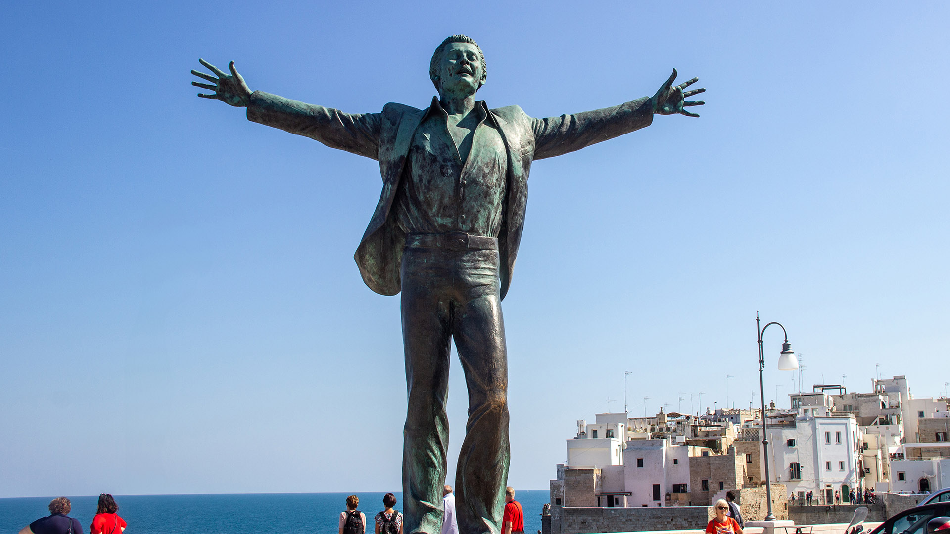 Estátua de Domenico Modugno em Polignano a Mare Puglia