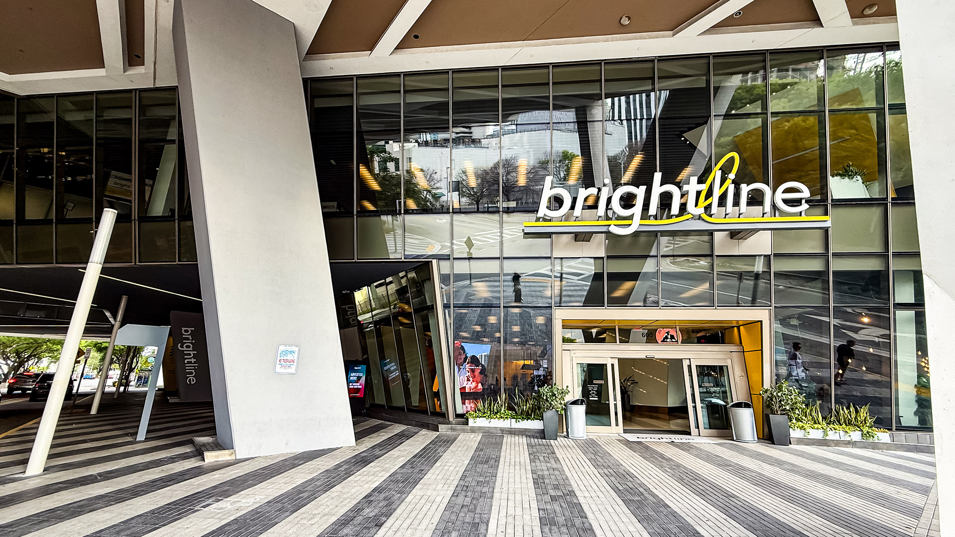 Como é viajar no trem bala entre Miami e Orlando 25