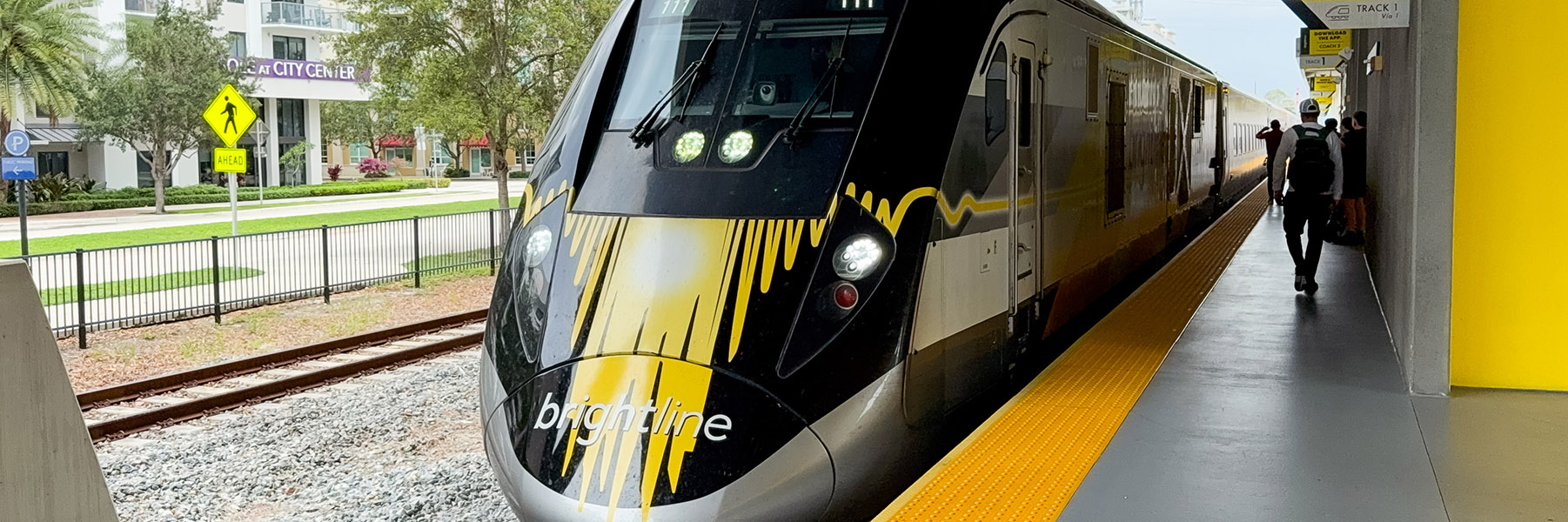 Trem Brightline na plataforma de embarque
