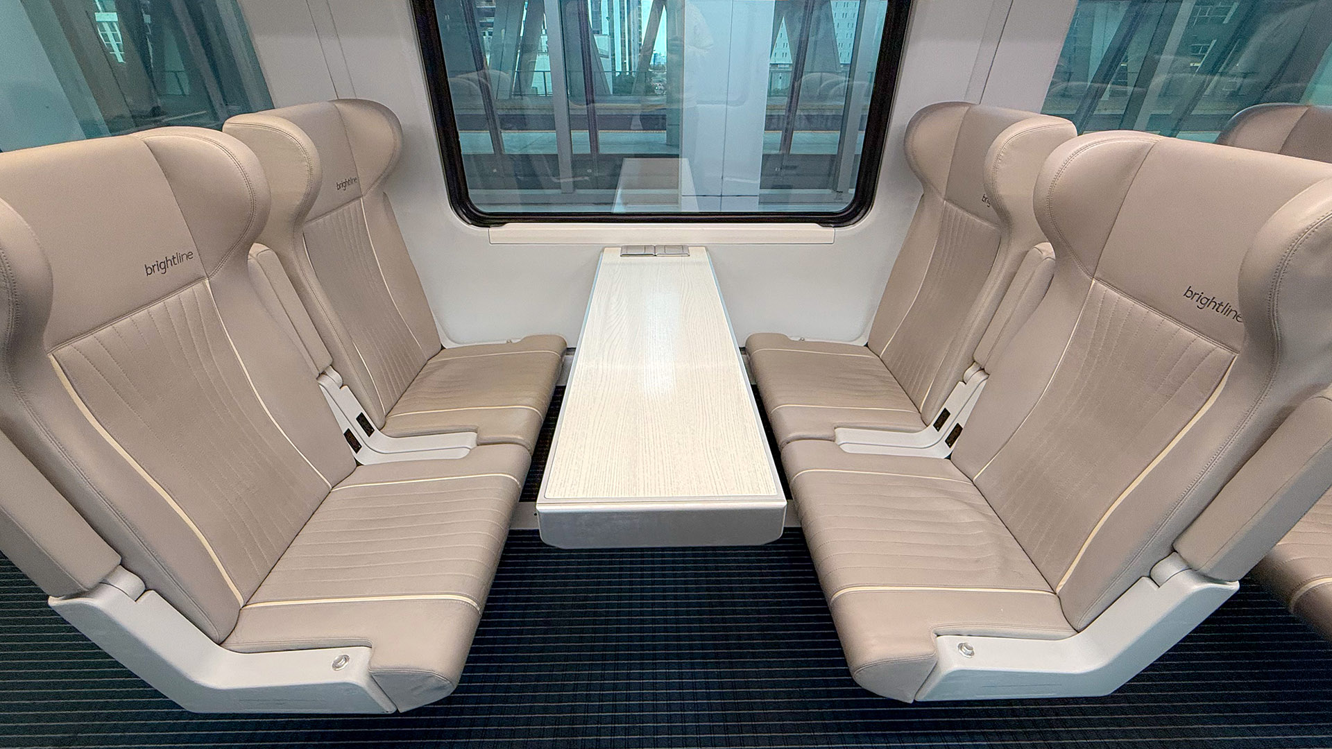 Como é viajar no trem bala entre Miami e Orlando 7