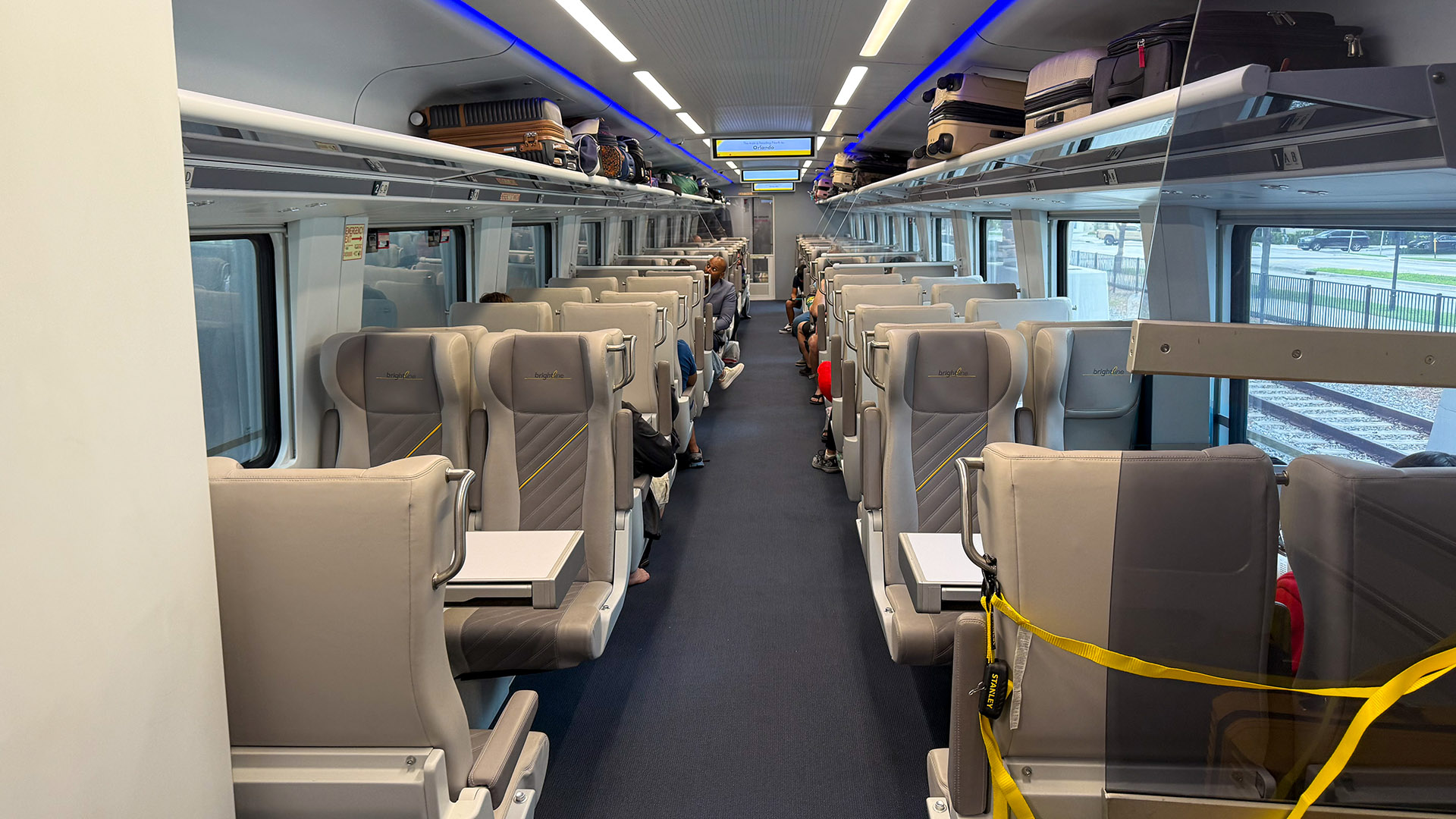 Como é viajar no trem bala entre Miami e Orlando 5