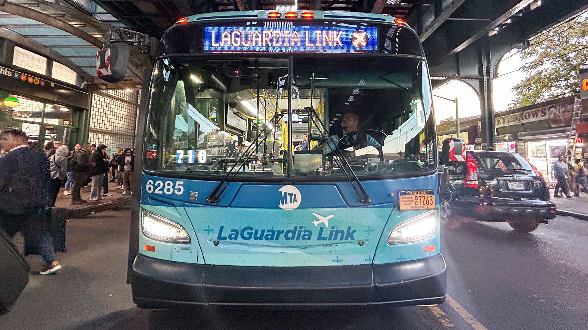 Nova York: transporte de/para o aeroporto LaGuardia 20 Aeroporto LaGuardia - Ônibus Q70 + metrô: a opção mais econômica